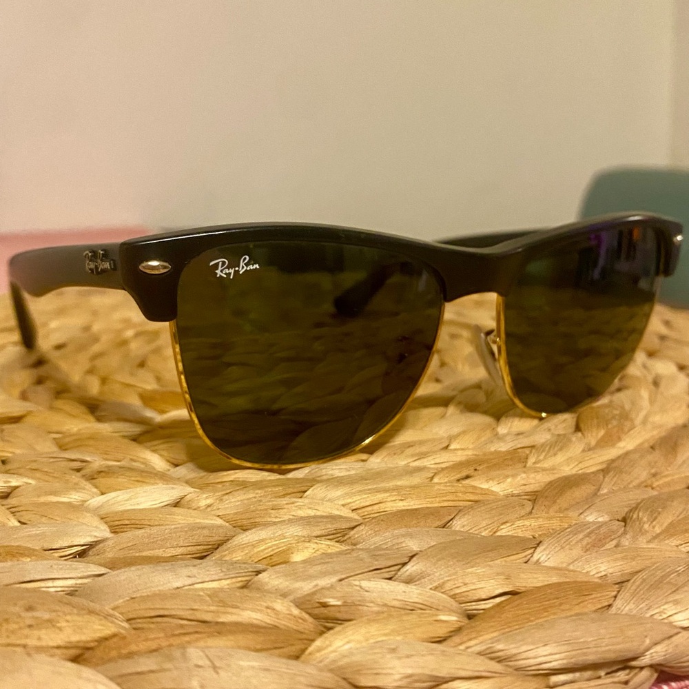 Ray-Ban Black and Gold Sunglasses with Classic Wayfarer Style